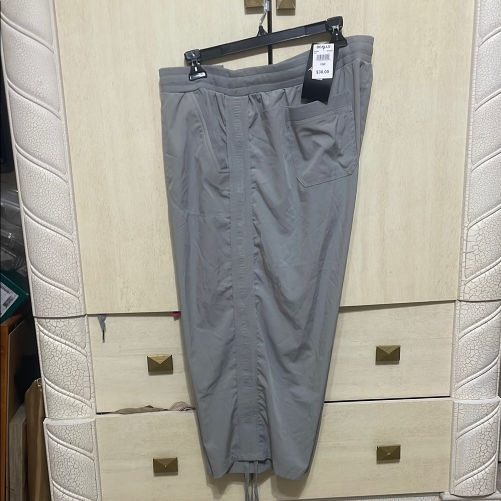 Women’s Gray Capri